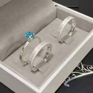 Par de Alianças Prata 950 3mm Diamantada com Friso + Anel Solitário Azul