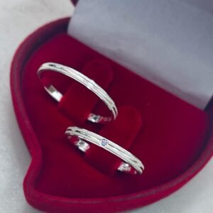 Aliança Diamantada Com Uma Pedra Cravejada Roxa